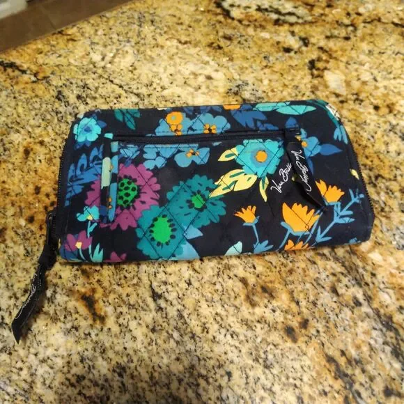 Vera Bradley Zip Around Wallet Pouch In Midnight Blues Multicolor Floral Quilted - Picture 1 of 7